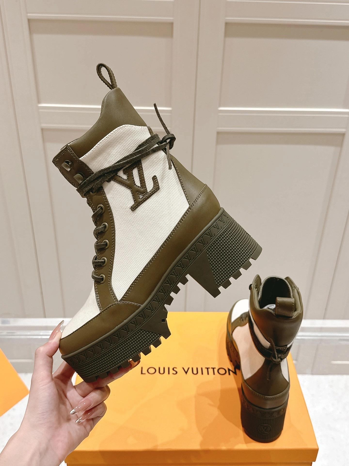 COCO-- 8V 1AD9ZB Heel height：7CM Waterproof：3.5CM cowhide item:D-X555L1902